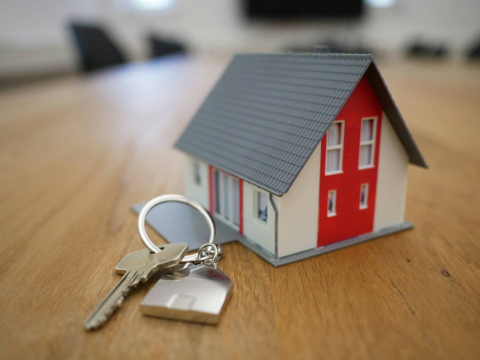 House keys with a small model house